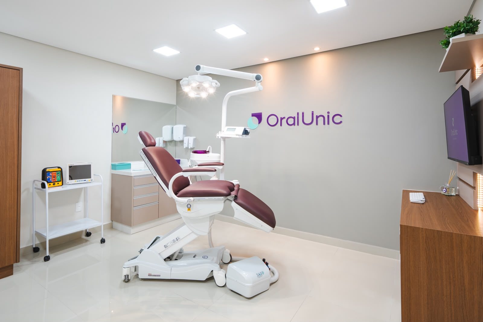 Bloco cirúrgico da Oral Unic Tramandaí com monitor multiparâmetros